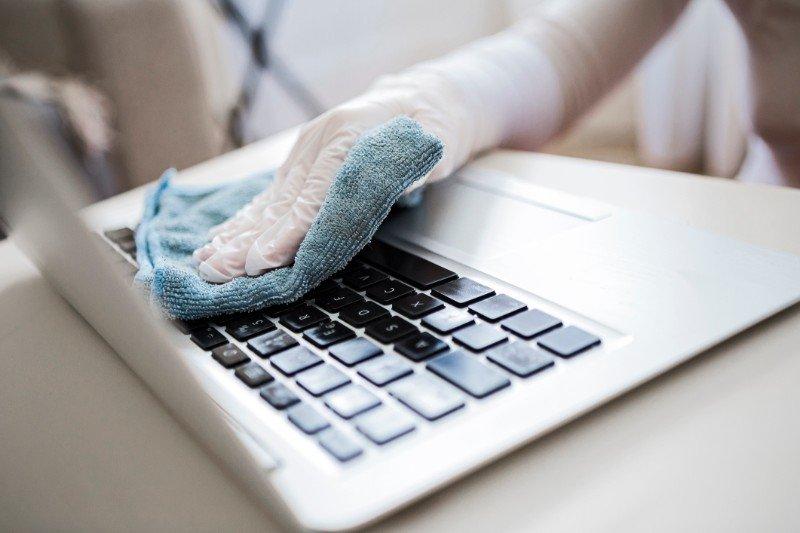 czyszczenie klawiatury laptopa ściereczką